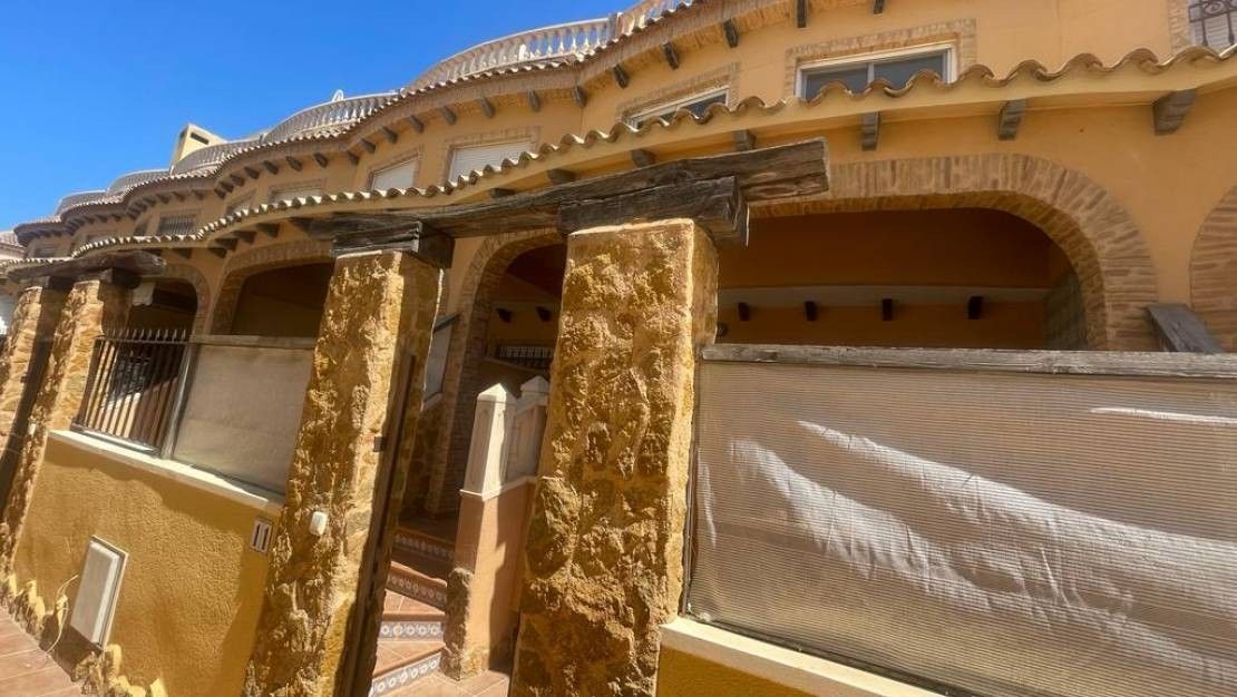 Vista exterior de Casa adosada en venda en Guardamar del Segura amb Terrassa, Piscina i Piscina comunitària