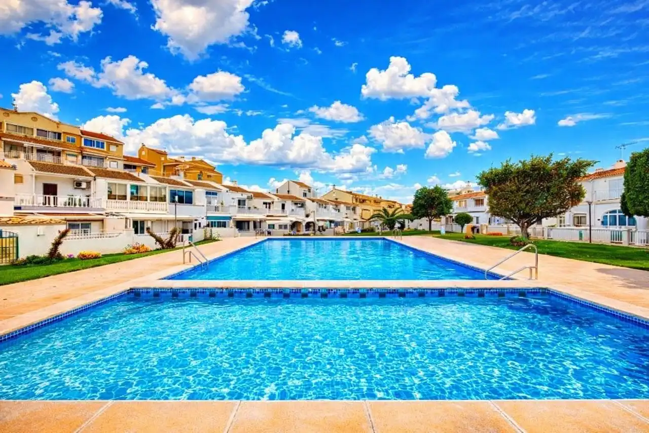 Schwimmbecken von Country house zum Verkauf in Torrevieja