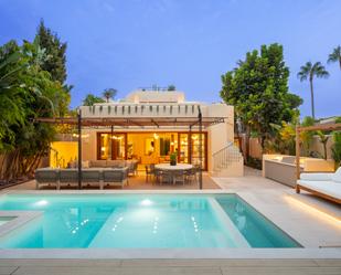 Jardí de Casa o xalet en venda en Marbella amb Aire condicionat, Terrassa i Piscina