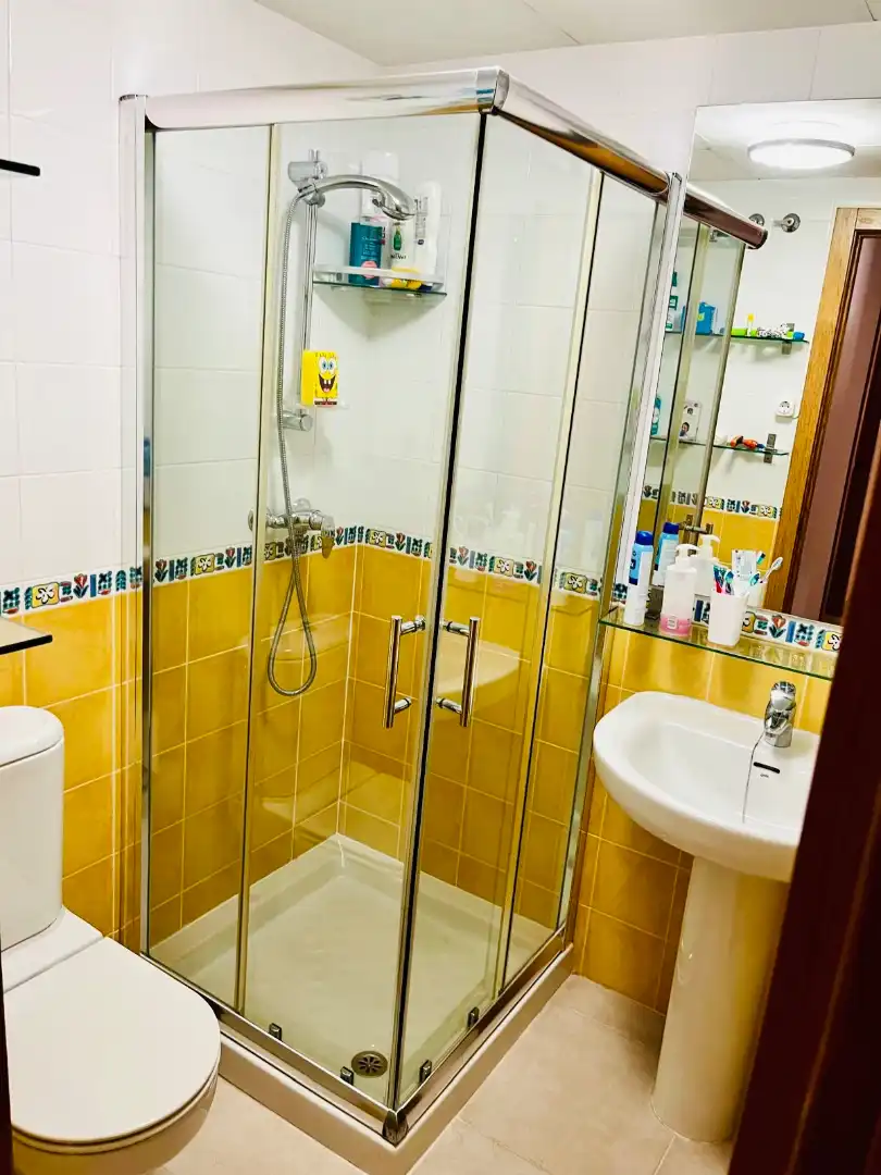 Badezimmer von Wohnungen zum Verkauf in Dénia mit Klimaanlage, Heizung und Terrasse