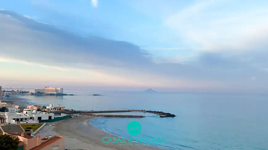 Vista exterior de Àtic en venda en La Manga del Mar Menor amb Terrassa, Moblat i Forn