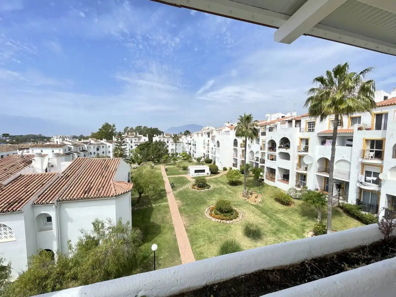 Vista exterior de Pis en venda en Estepona amb Terrassa i Piscina comunitària