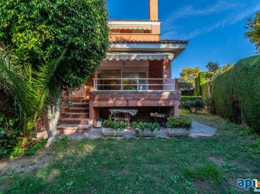 House with balcony for sale in Califòrnia - Santa Madrona