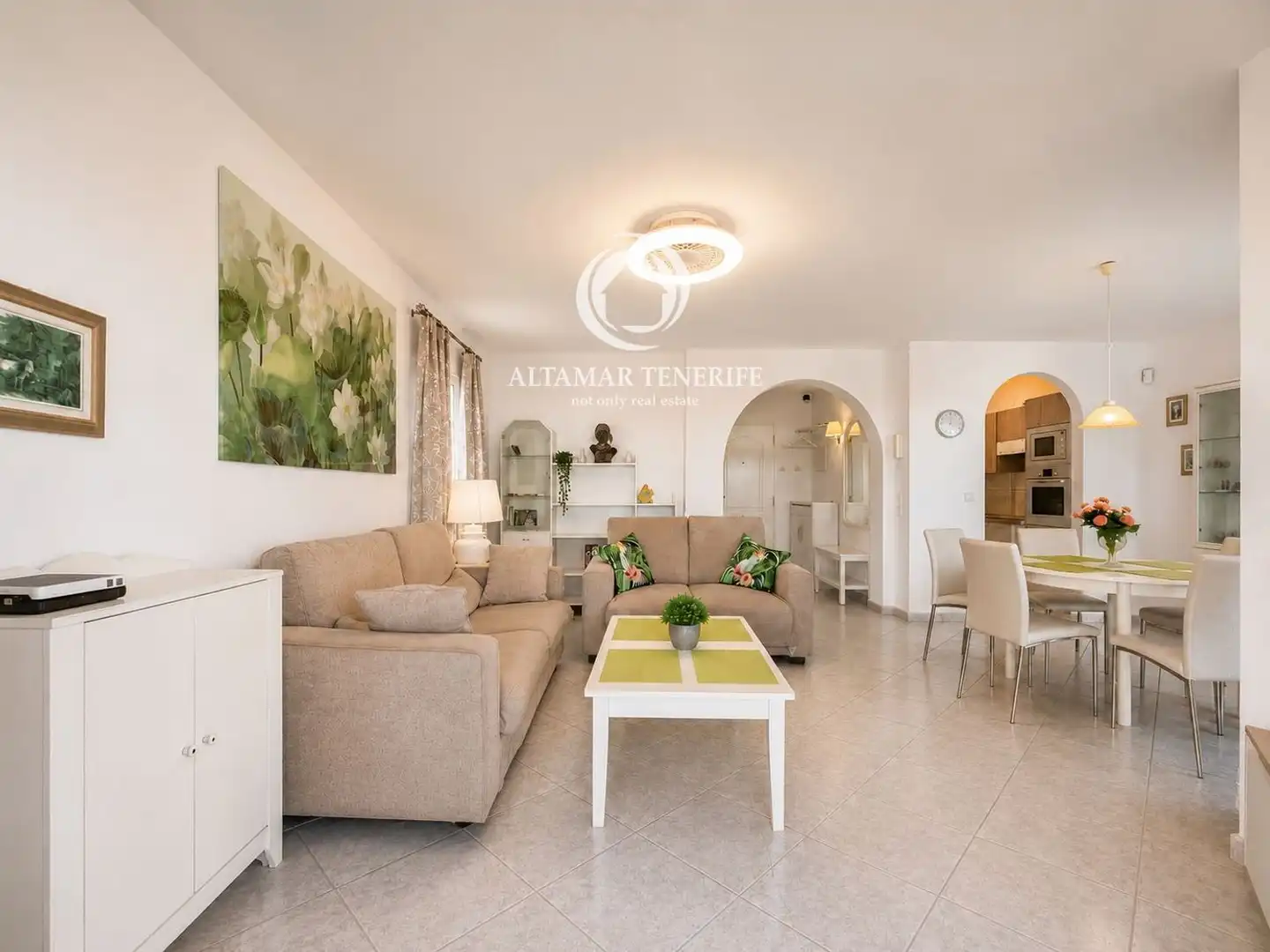 Sala d'estar de Casa adosada en venda en Adeje amb Aire condicionat, Terrassa i Piscina