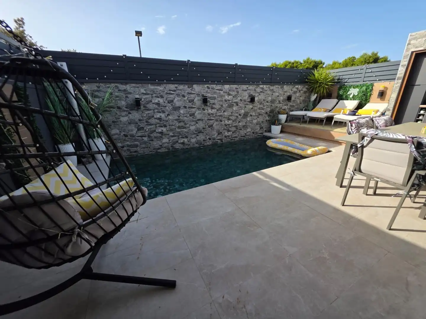 Piscina de Casa adosada en venda en Alicante / Alacant amb Aire condicionat, Jardí privat i Terrassa