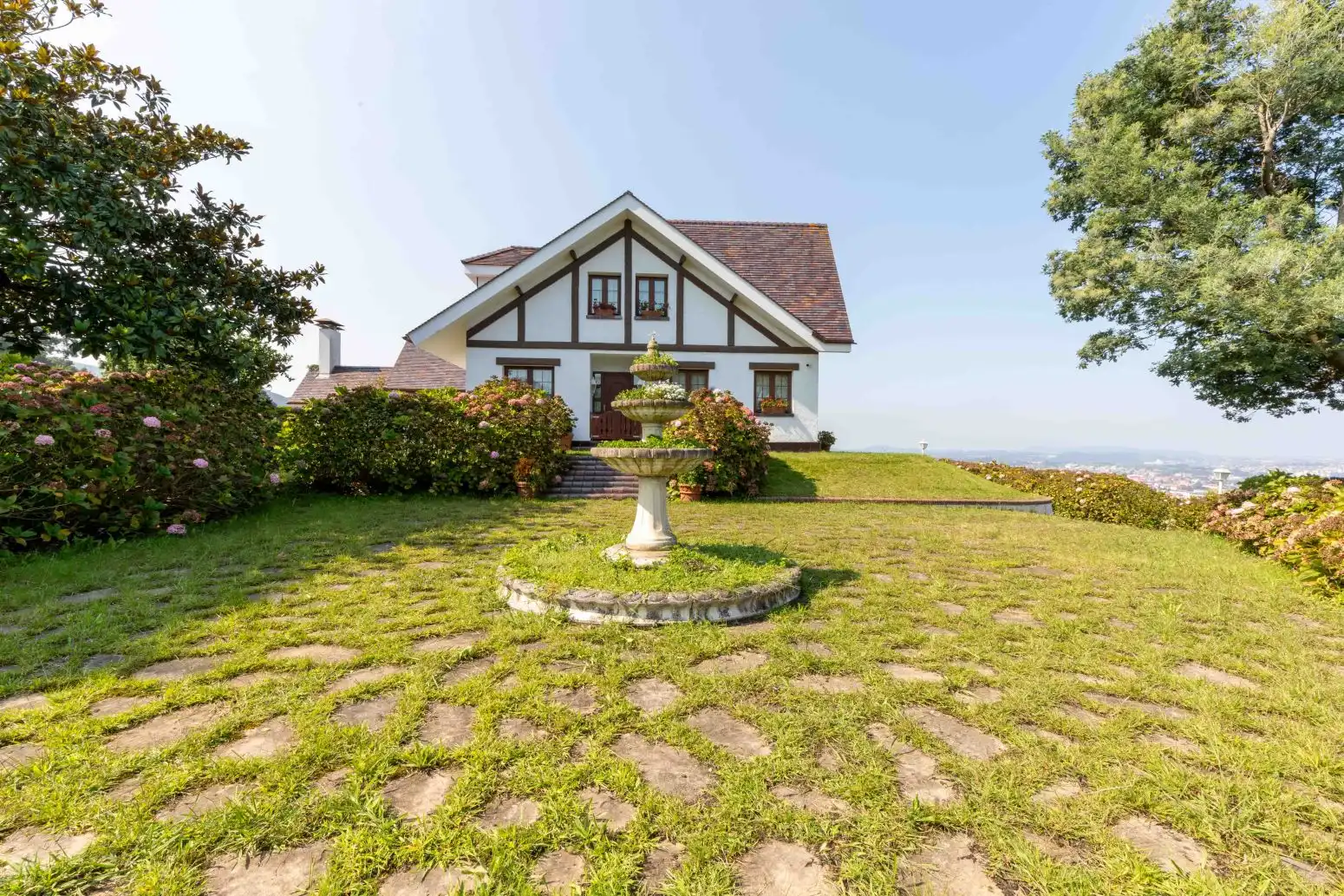 Vista exterior de Casa o xalet en venda en Medio Cudeyo amb Jardí privat, Parquet i Traster