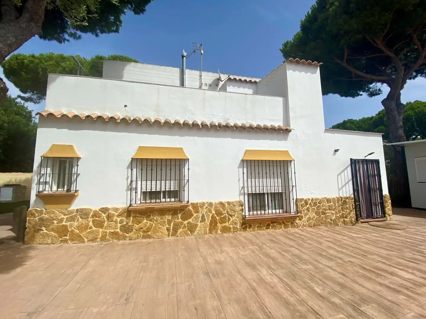 Vista exterior de Casa o xalet en venda en Chiclana de la Frontera amb Piscina