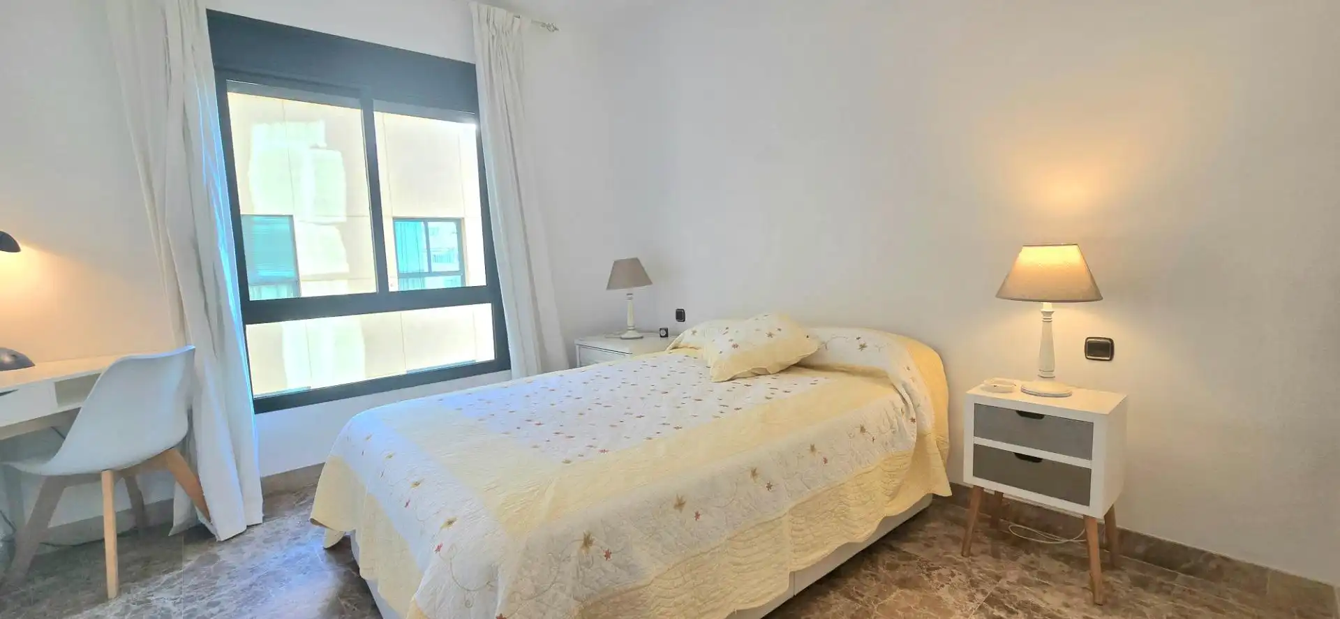 Dormitori de Pis de lloguer en Marbella amb Aire condicionat, Moblat i Jacuzzi