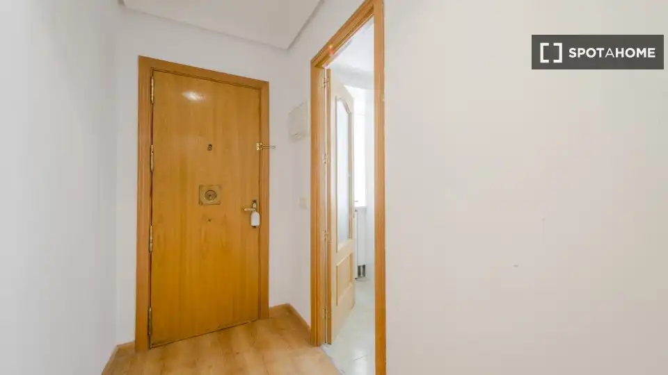 Flat for rent in Madrid  with Air Conditioner, Heating and Furnished