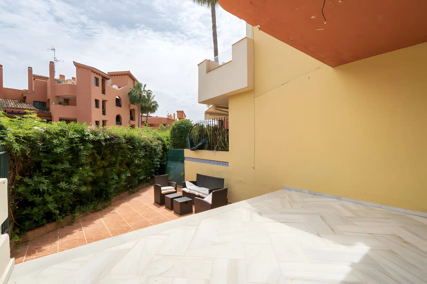 Terrasse von Einfamilien-Reihenhaus zum Verkauf in Estepona mit Klimaanlage, Privatgarten und Terrasse