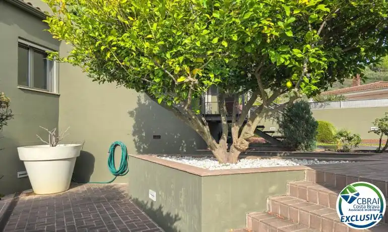 Vista exterior de Casa o xalet en venda en La Jonquera amb Aire condicionat, Calefacció i Jardí privat