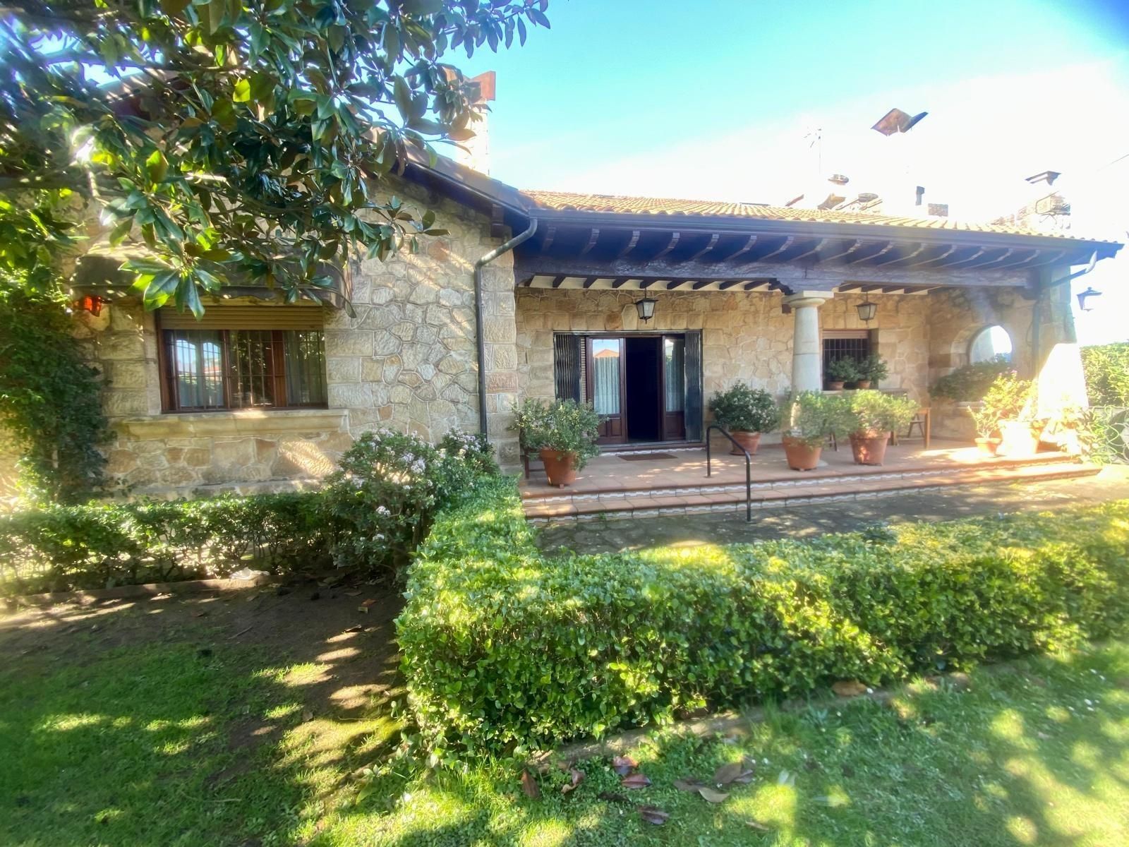 Jardín de Casa o chalet en venta en Torrelavega  con Calefacción, Jardín privado y Terraza