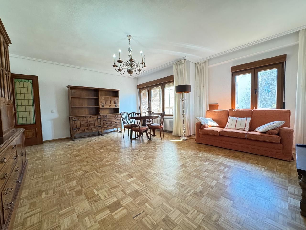 Living room of Flat for sale in Segovia Capital  with Heating, Parquet flooring and Terrace