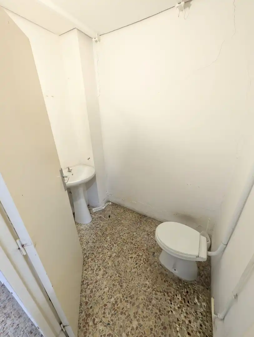 Bany de Local de lloguer en Sevilla amb Aire condicionat
