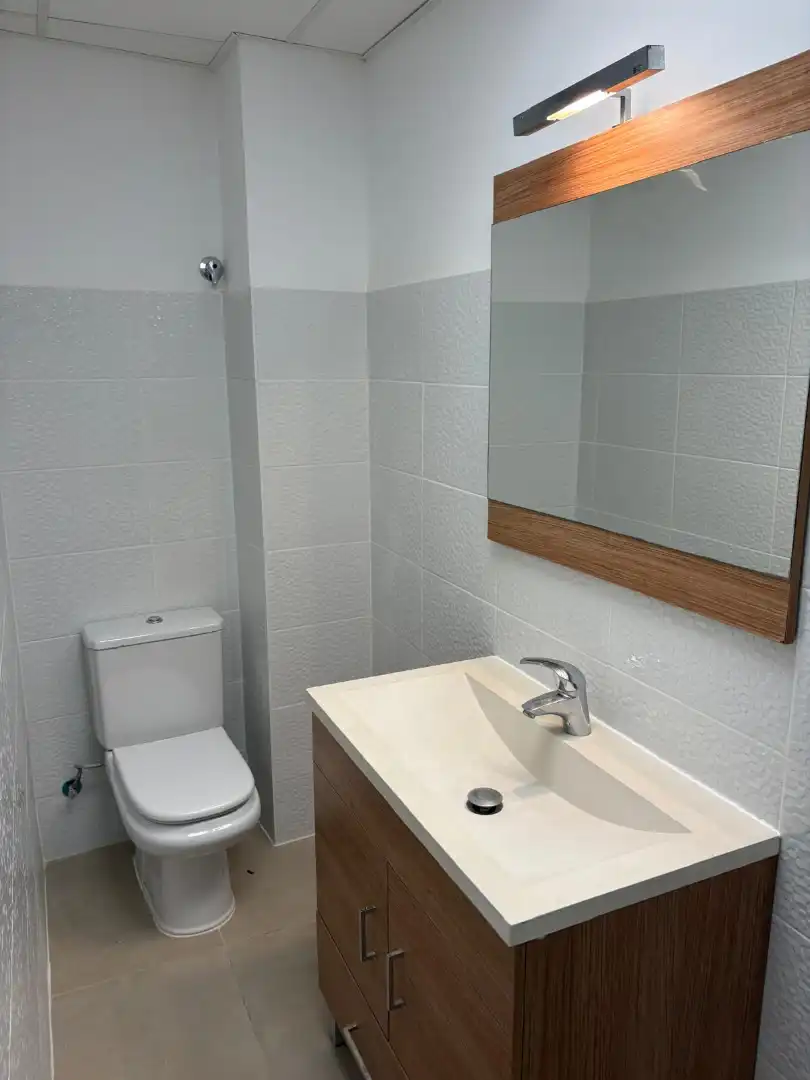 Badezimmer von Geschaftsraum zum Verkauf in L'Eliana mit Klimaanlage und Möbliert