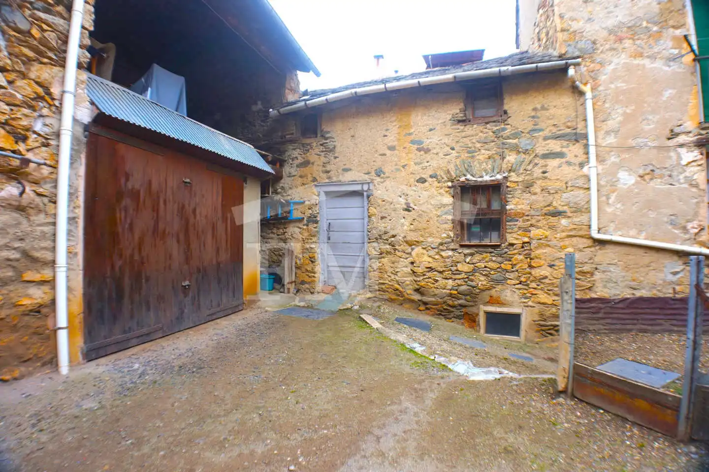 Vista exterior de Finca rústica en venda en Alp amb Jardí privat i Traster