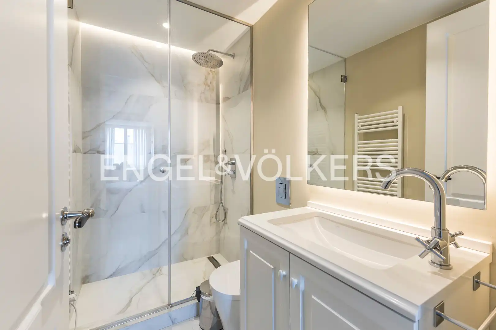 Flat with terrace to rent in Diego de León, imagen 32