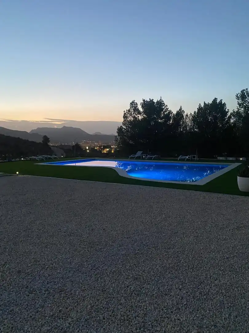 Piscina de Casa o chalet en venta en Elda con Aire acondicionado, Calefacción y Jardín privado