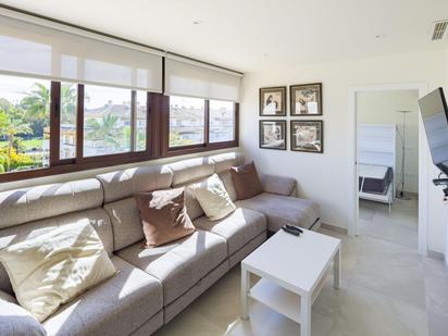 Sala d'estar de Àtic en venda en Marbella amb Aire condicionat, Calefacció i Jardí privat