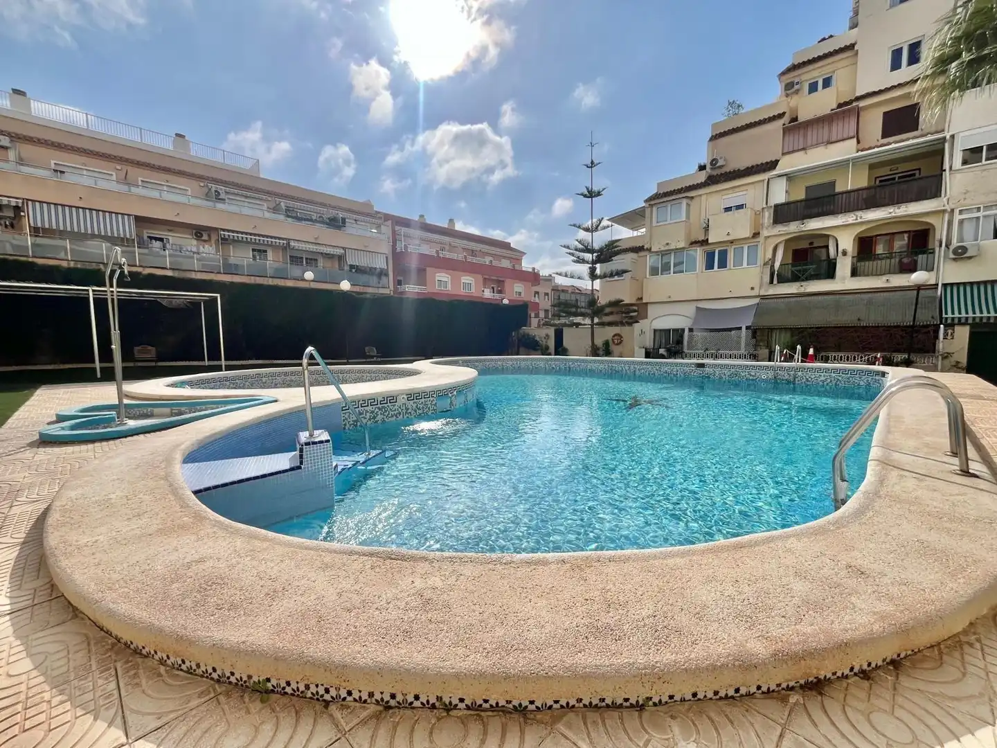 Piscina de Estudio en venta en Torrevieja con Balcón y Piscina comunitaria