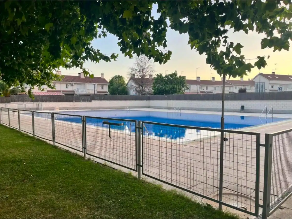 Piscina de Casa adosada en venta en Ciempozuelos con Aire acondicionado, Calefacción y Jardín privado