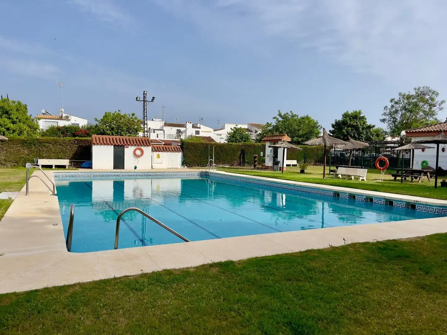 Piscina de Casa adosada en venda en Chiclana de la Frontera amb Aire condicionat, Jardí privat i Terrassa