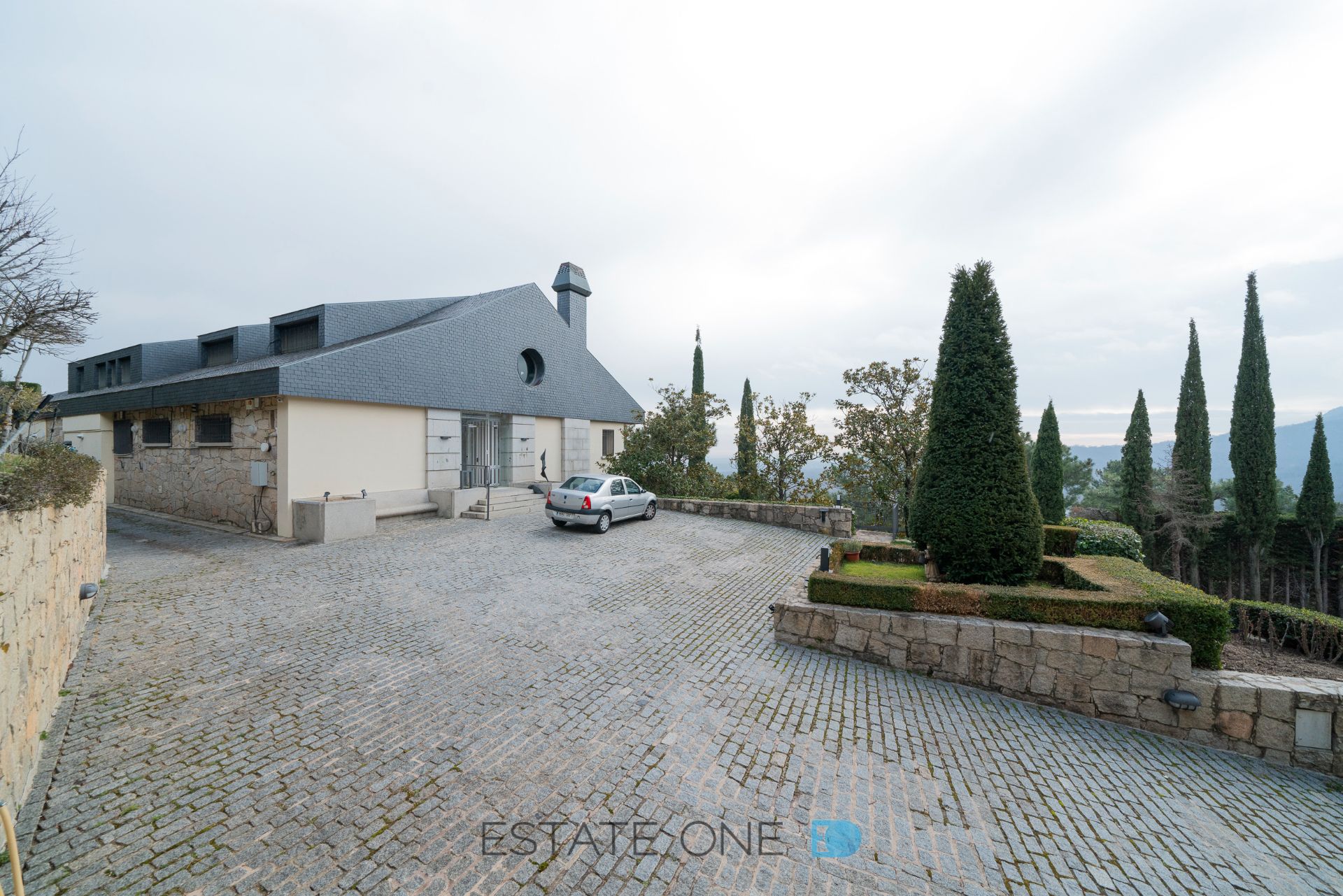 Vista exterior de Casa o xalet en venda en San Lorenzo de El Escorial amb Aire condicionat, Calefacció i Jardí privat