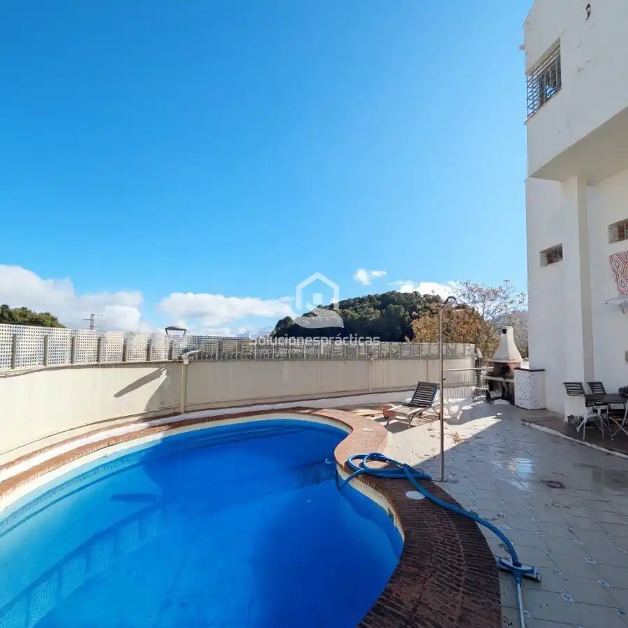 Piscina de Casa o xalet en venda en Jaén amb Aire condicionat, Calefacció i Terrassa