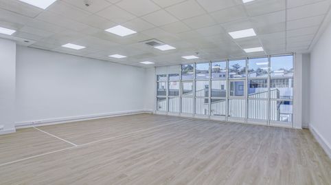 Oficina de 214m en edificio de alta representatividad en Igara. Muy luminosa, incluye 10 plazas de aparcamiento.