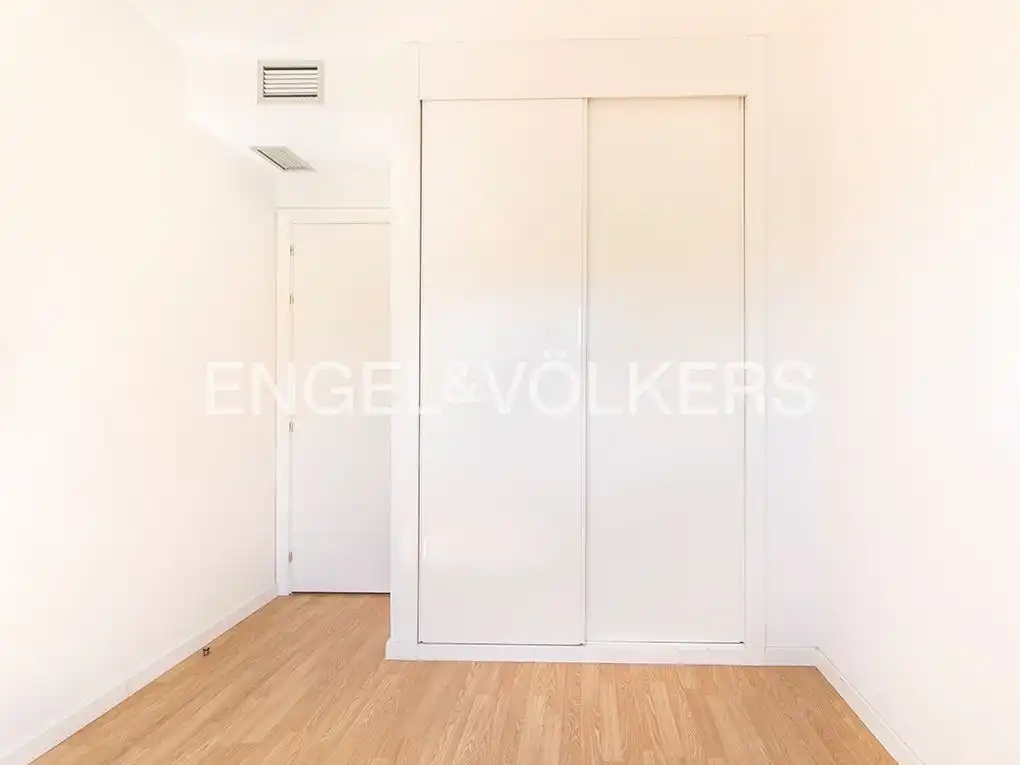 Schlafzimmer von Wohnung zur Miete in Madrid mit Heizung, Parkett und Schwimmbad