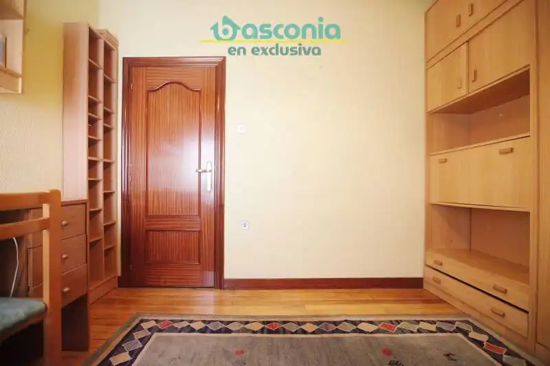 Dormitori de Pis en venda en Basauri  amb Calefacció, Moblat i Balcó
