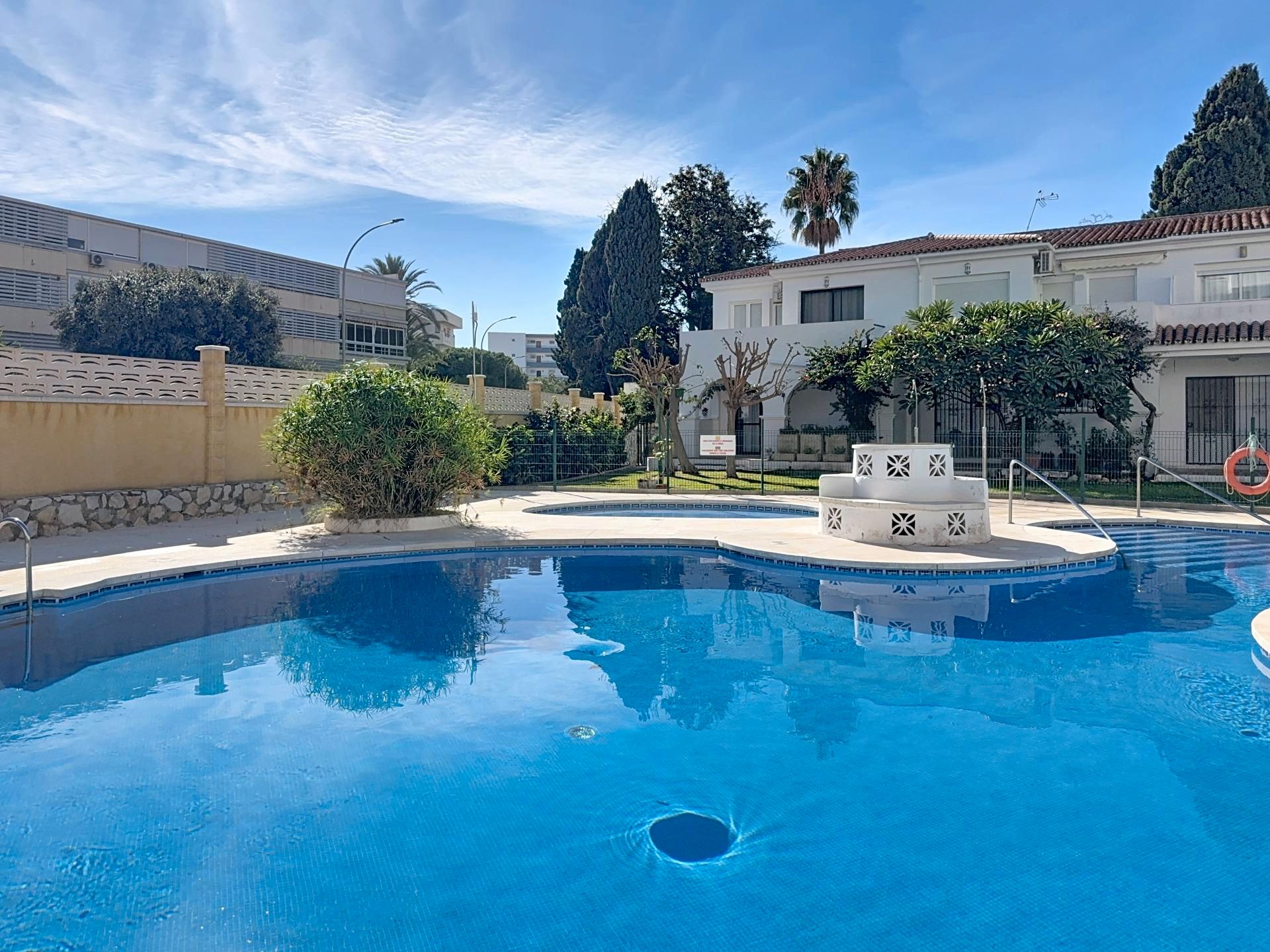 Piscina de Apartament de lloguer en Torremolinos amb Aire condicionat, Terrassa i Rentadora