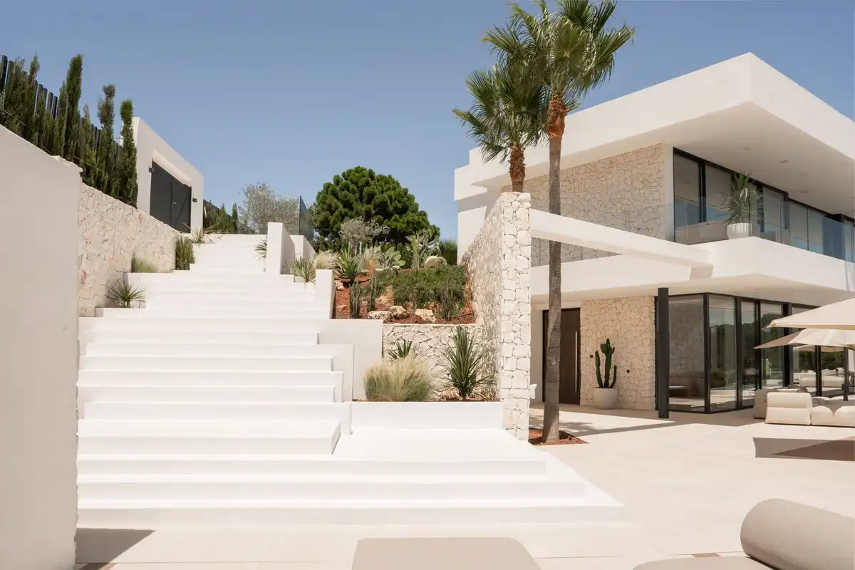 Vista exterior de Casa o xalet en venda en Benahavís amb Aire condicionat, Jardí privat i Terrassa