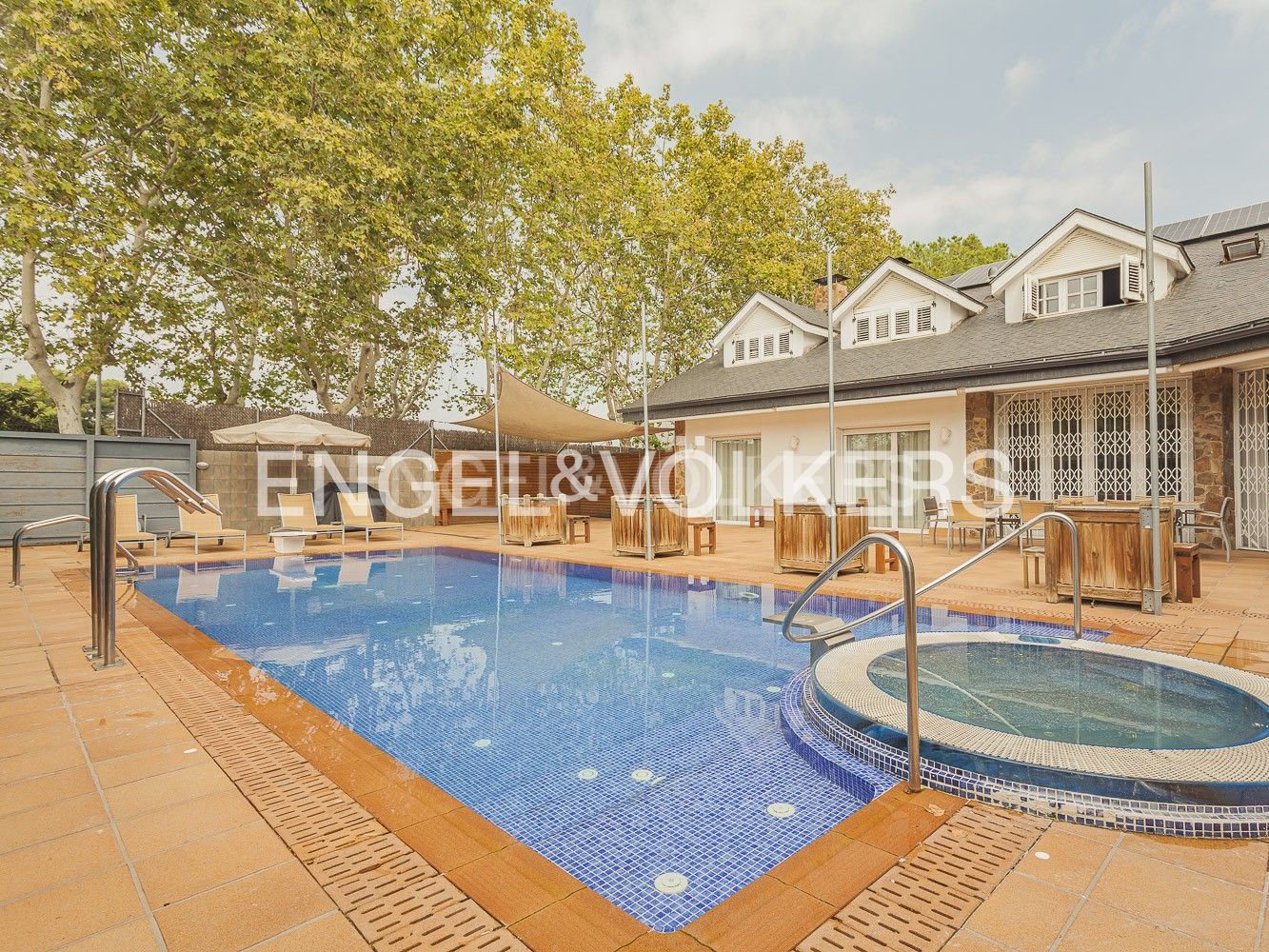 Piscina de Casa adosada en venda en Cerdanyola del Vallès amb Aire condicionat, Calefacció i Jardí privat