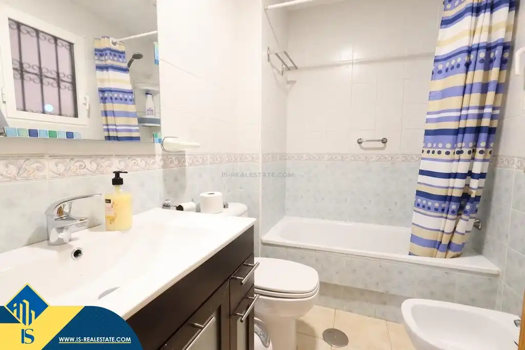 Baño de Piso de alquiler en Orihuela con Aire acondicionado, Terraza y Amueblado