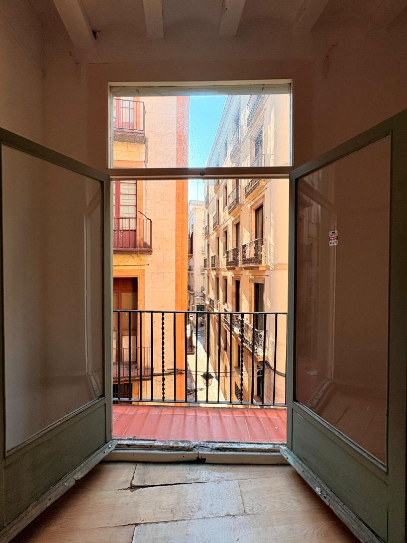 Vista exterior de Piso en venta en  Barcelona Capital con Parquet, Balcón y Alarma
