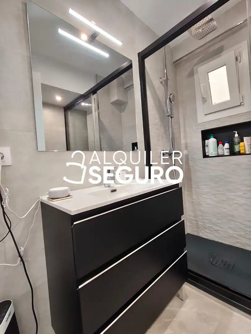 Badezimmer von Wohnung zur Miete in Madrid mit Klimaanlage und Heizung