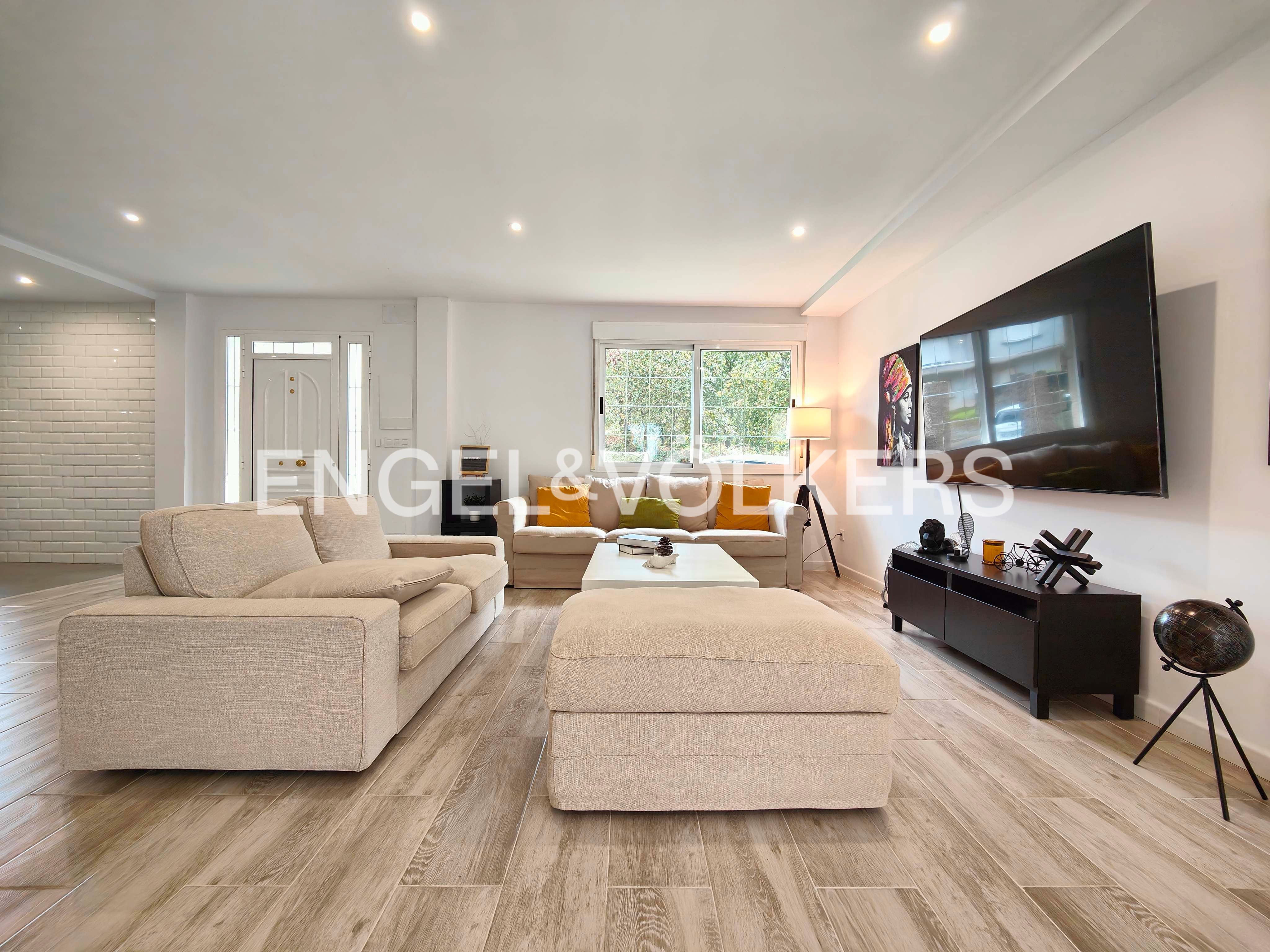 Sala d'estar de Casa o xalet en venda en Meaño amb Calefacció, Jardí privat i Parquet