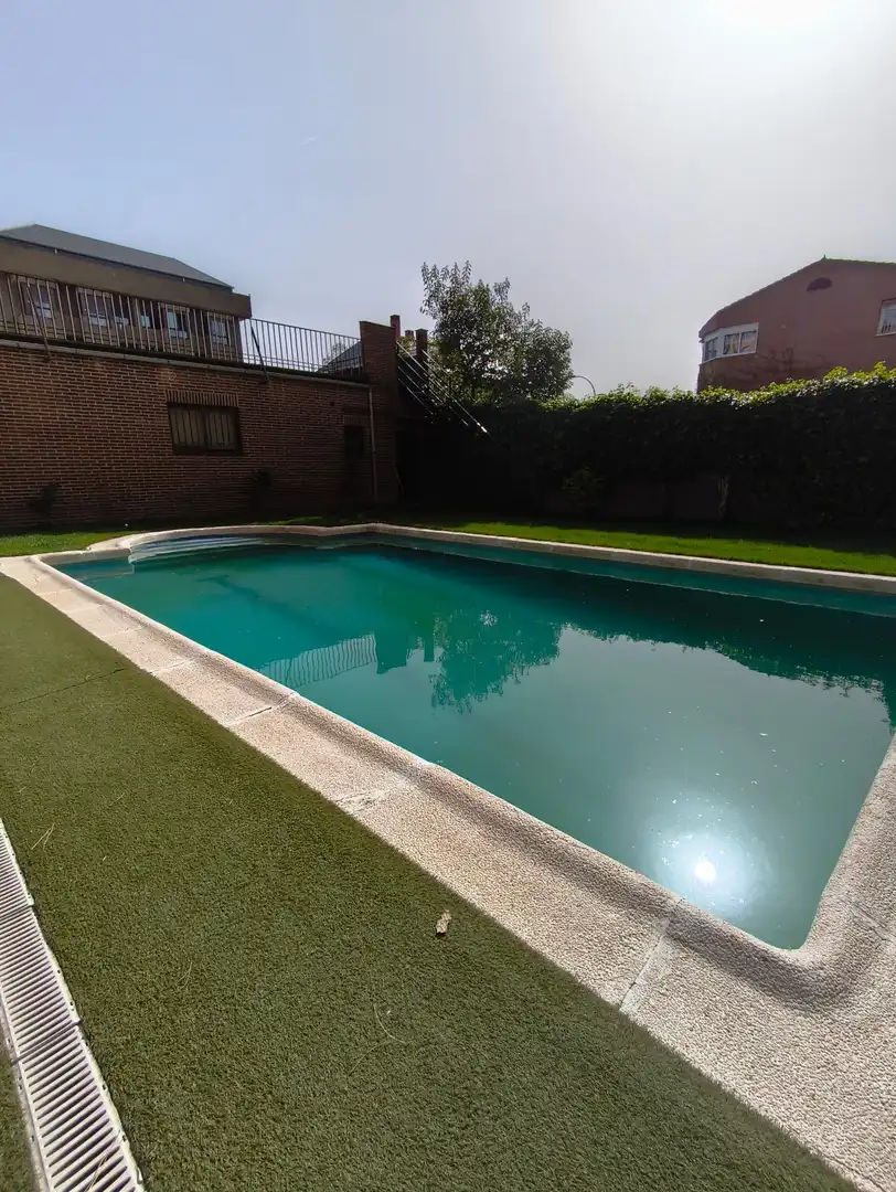 Piscina de Estudi en venda en Madrid amb Calefacció, Jardí privat i Parquet