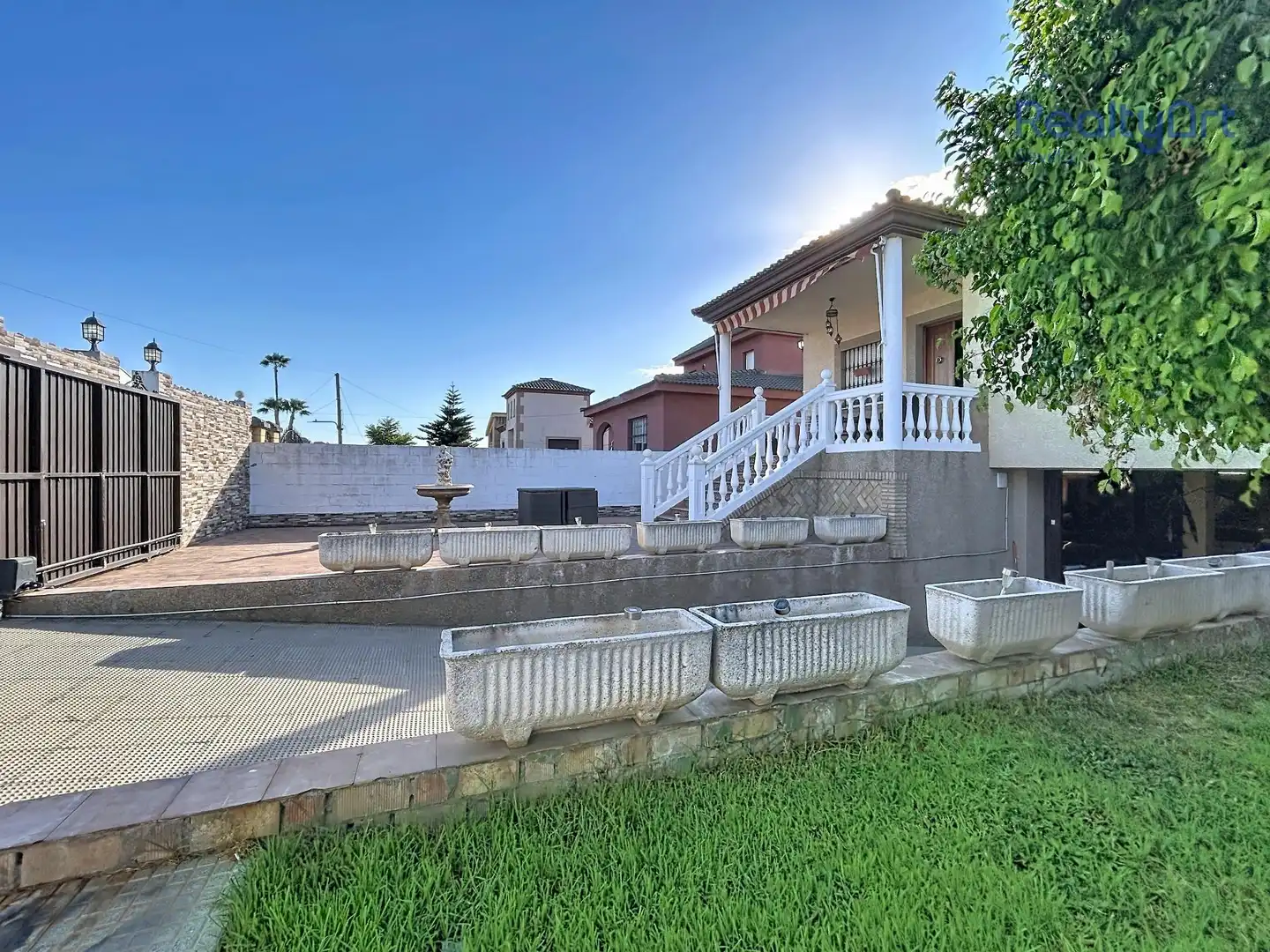 Vista exterior de Casa o xalet en venda en Dos Hermanas amb Aire condicionat, Calefacció i Jardí privat