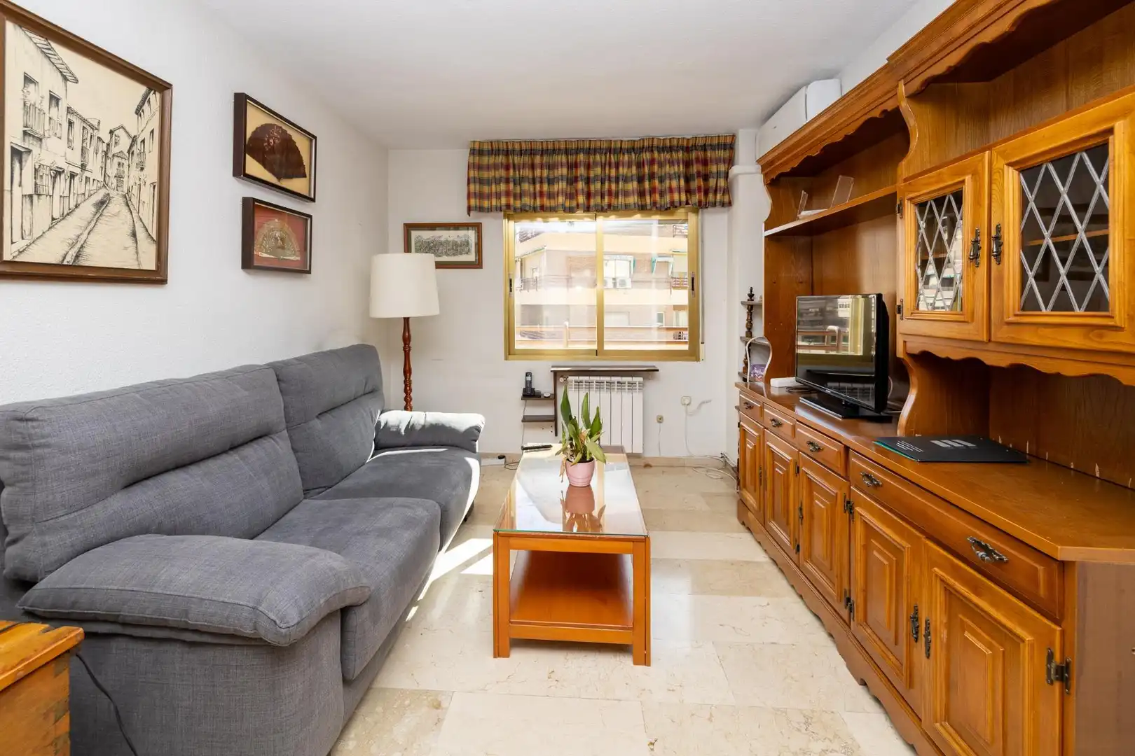 Living room of Flat for sale in Granada  with Air Conditioner, Heating and Terrace
