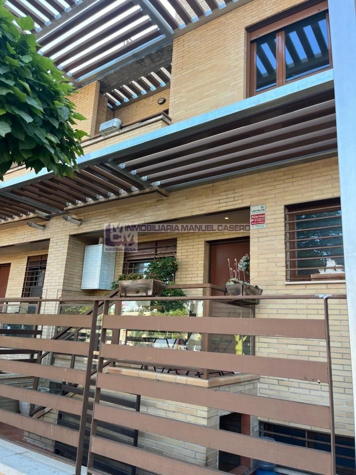Vista exterior de Casa adosada en venda en Cáceres Capital amb Calefacció i Terrassa