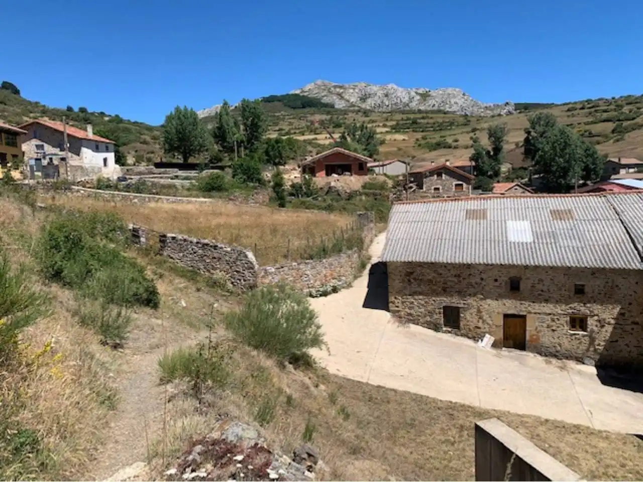 Vista exterior de Casa o xalet en venda en La Pernía   amb Jardí privat