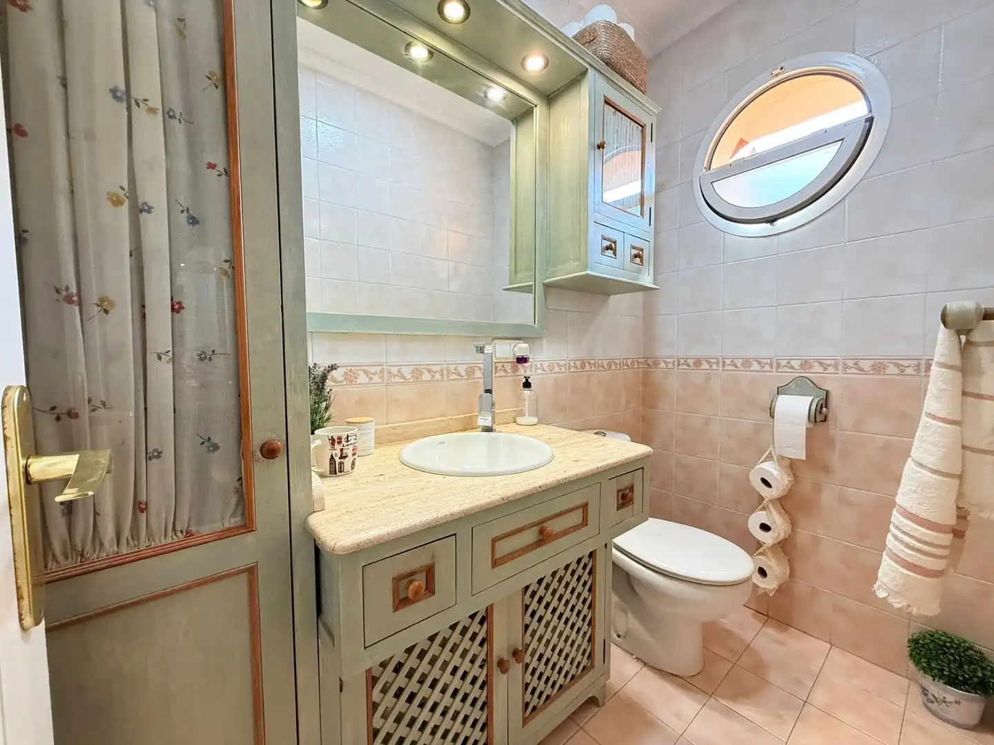 Bathroom of Detached homes for sale in Roquetas de Mar  with Air Conditioner, Balcony and Community pool