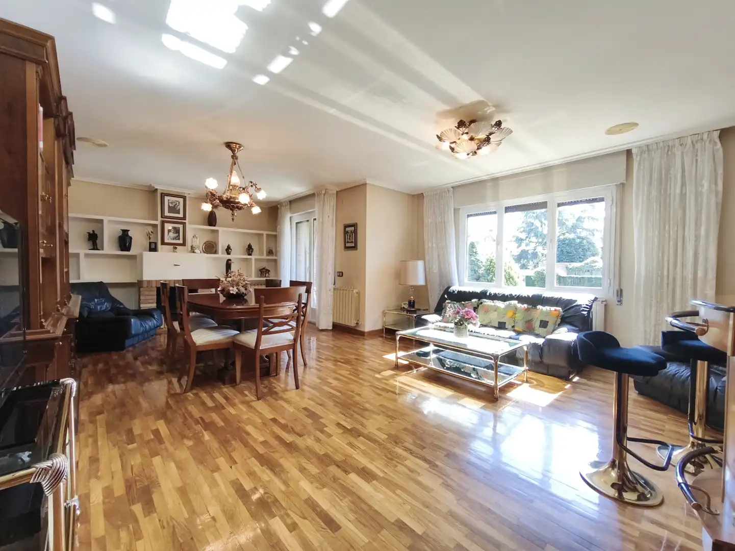 Sala d'estar de Casa adosada en venda en  Logroño amb Calefacció, Jardí privat i Parquet