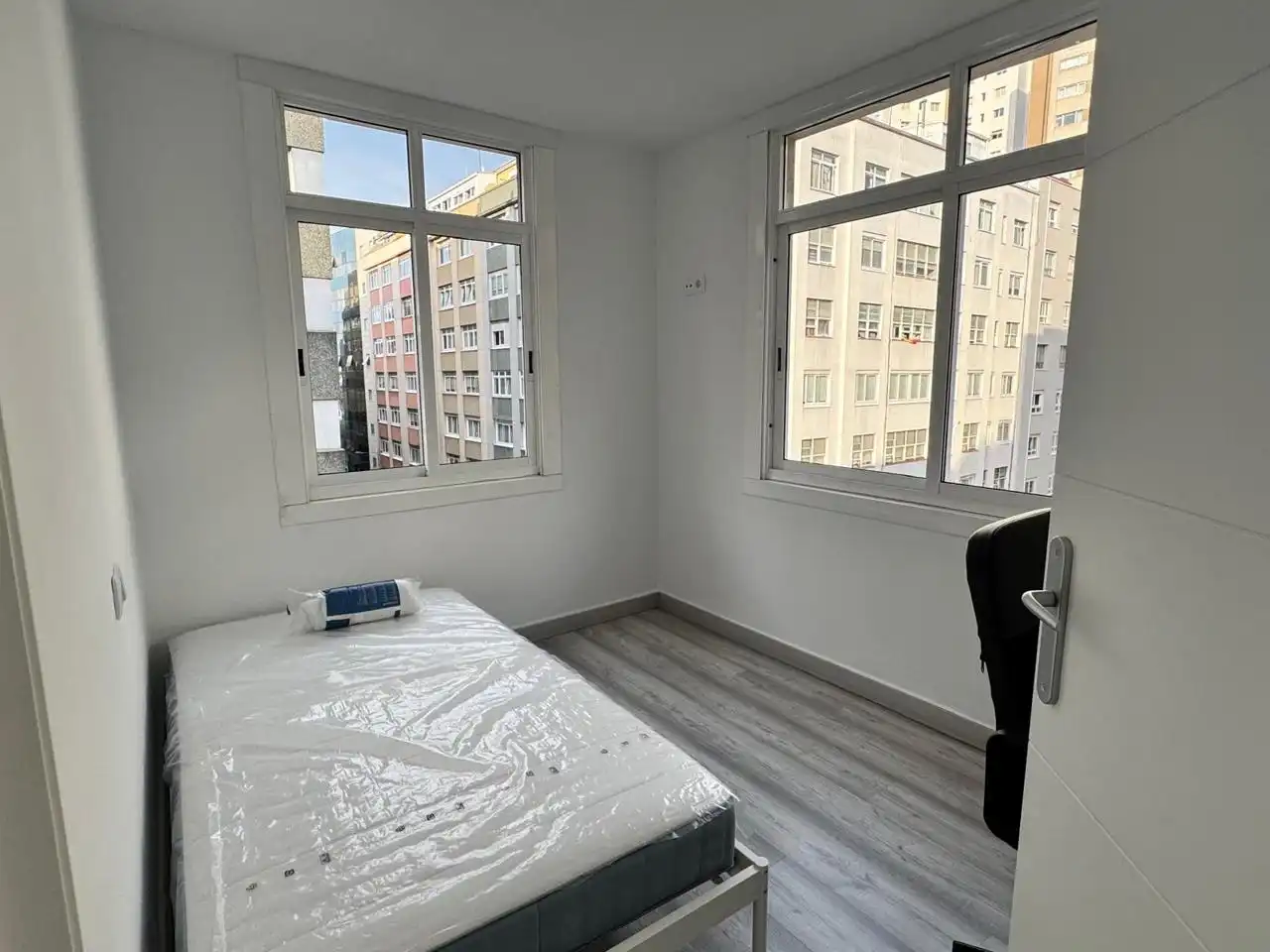 Schlafzimmer von Wohnung zur Miete in A Coruña Capital  mit Heizung, Abstellraum und Möbliert