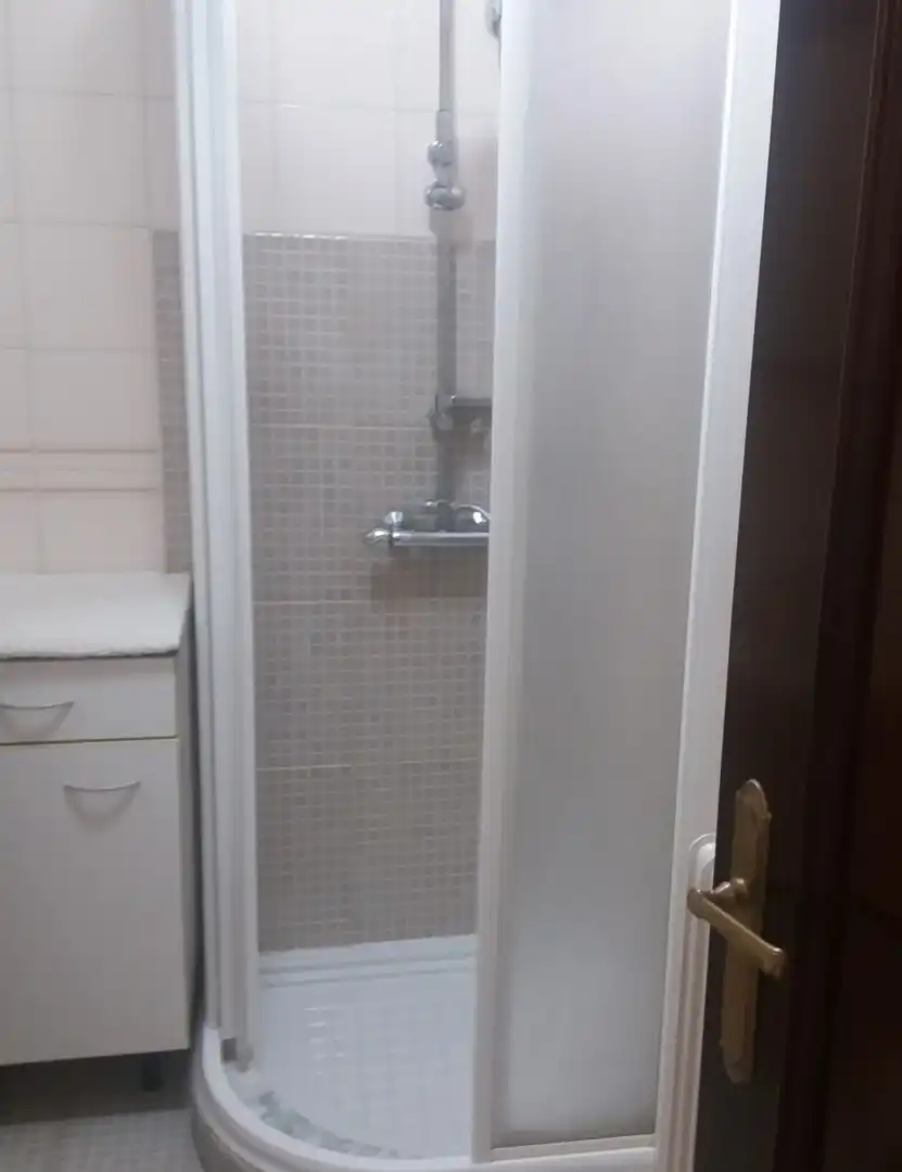 Bany de Pis en venda en Gijón  amb Calefacció, Parquet i Traster
