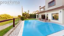 Vista exterior de Casa o xalet en venda en Guillena amb Aire condicionat, Terrassa i Piscina