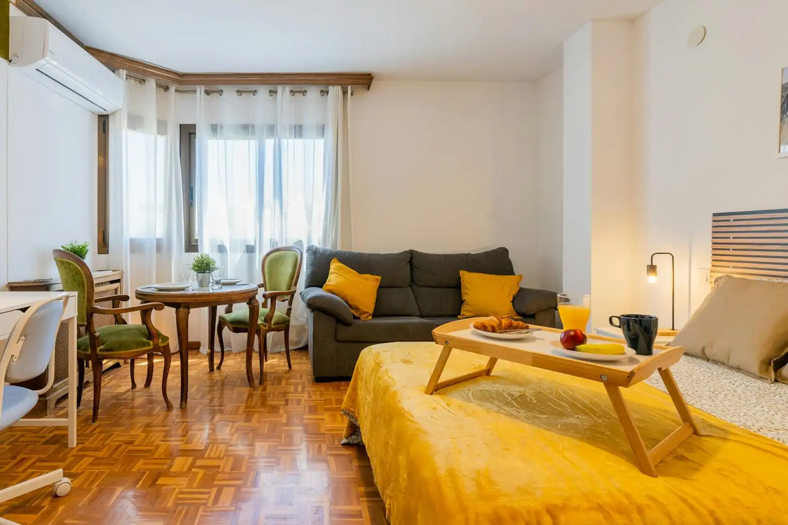 Schlafzimmer von Wohnung zur untervermieten in Valencia mit Möbliert, Waschmaschine und Fernseher