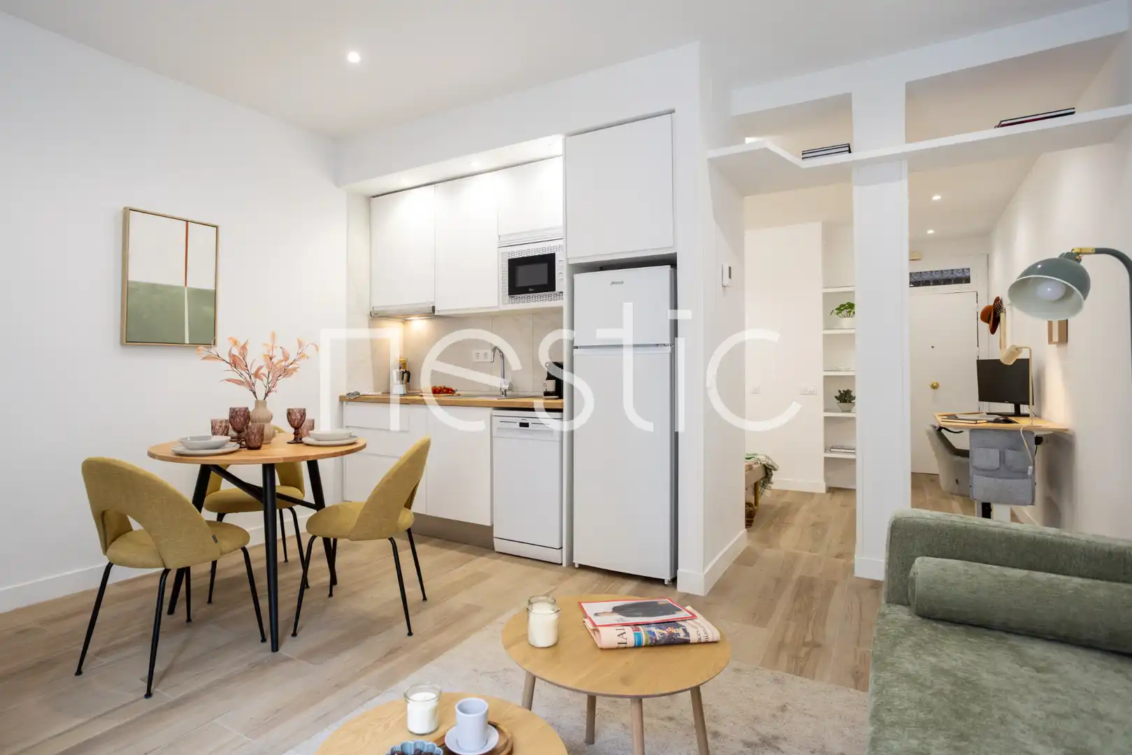 Dormitori de Apartament de lloguer en Madrid amb Aire condicionat, Calefacció i Moblat